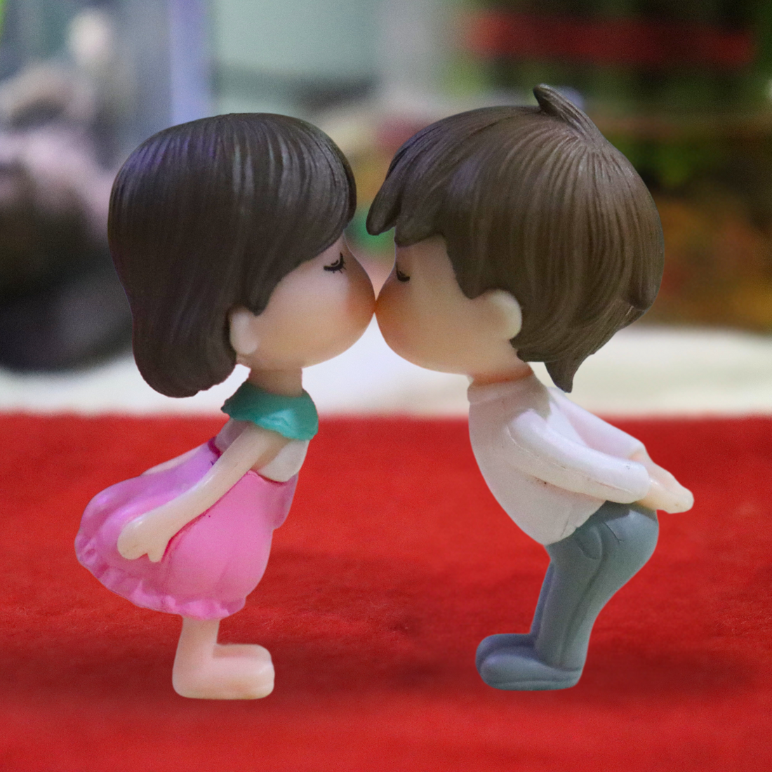 Romantic Kissing Couple Miniature – Cute Love Figurine for Fairy Garden &amp; Home Decor