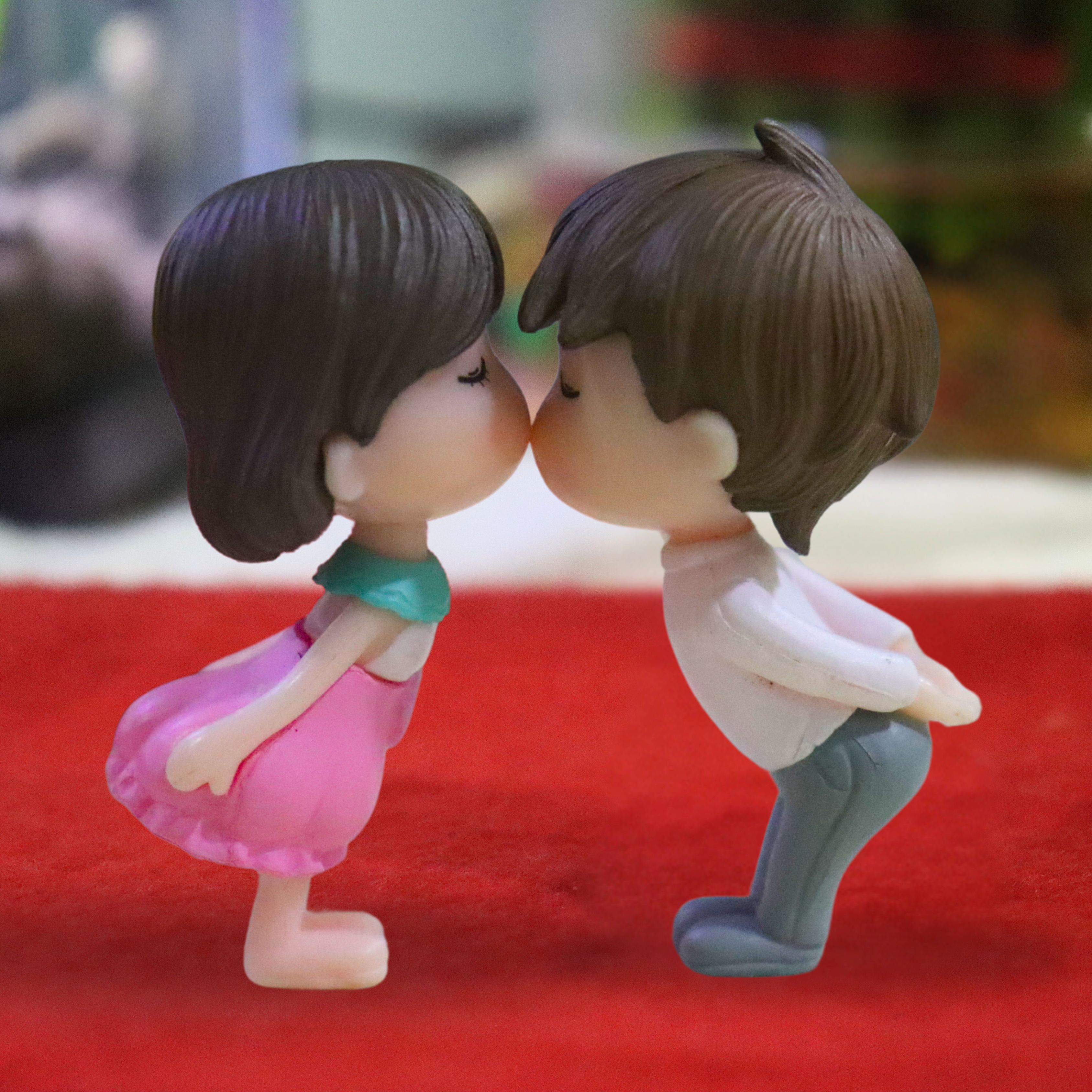 Romantic Kissing Couple Miniature – Cute Love Figurine for Fairy Garden &amp; Home Decor