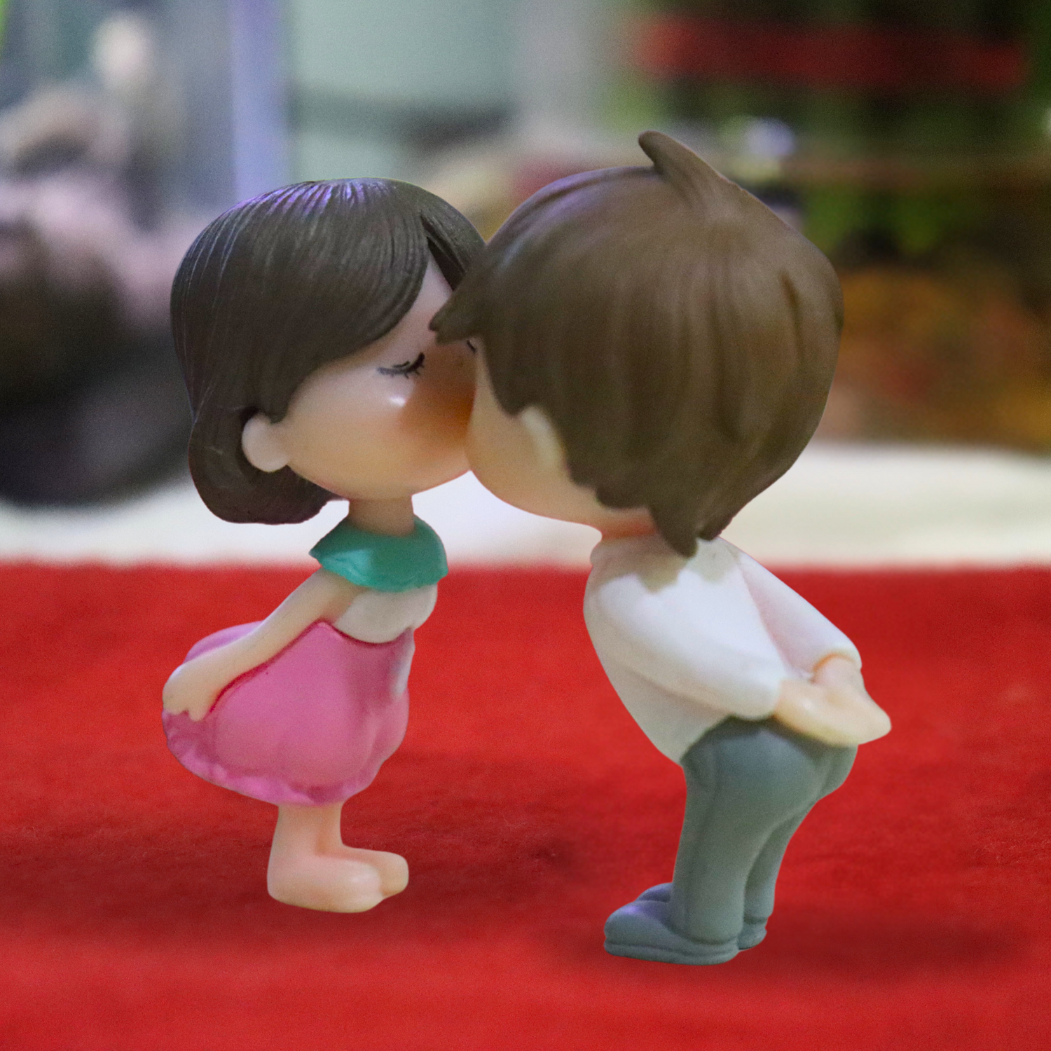 Romantic Kissing Couple Miniature – Cute Love Figurine for Fairy Garden &amp; Home Decor