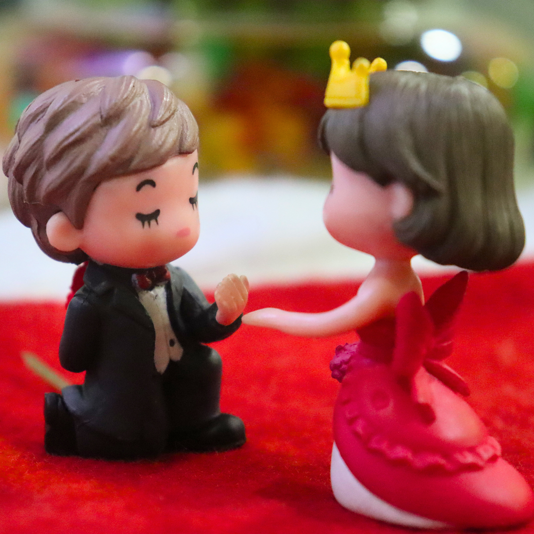 Romantic Proposal Miniature – Cute Wedding Couple Figurine for Fairy Garden &amp; Home Decor