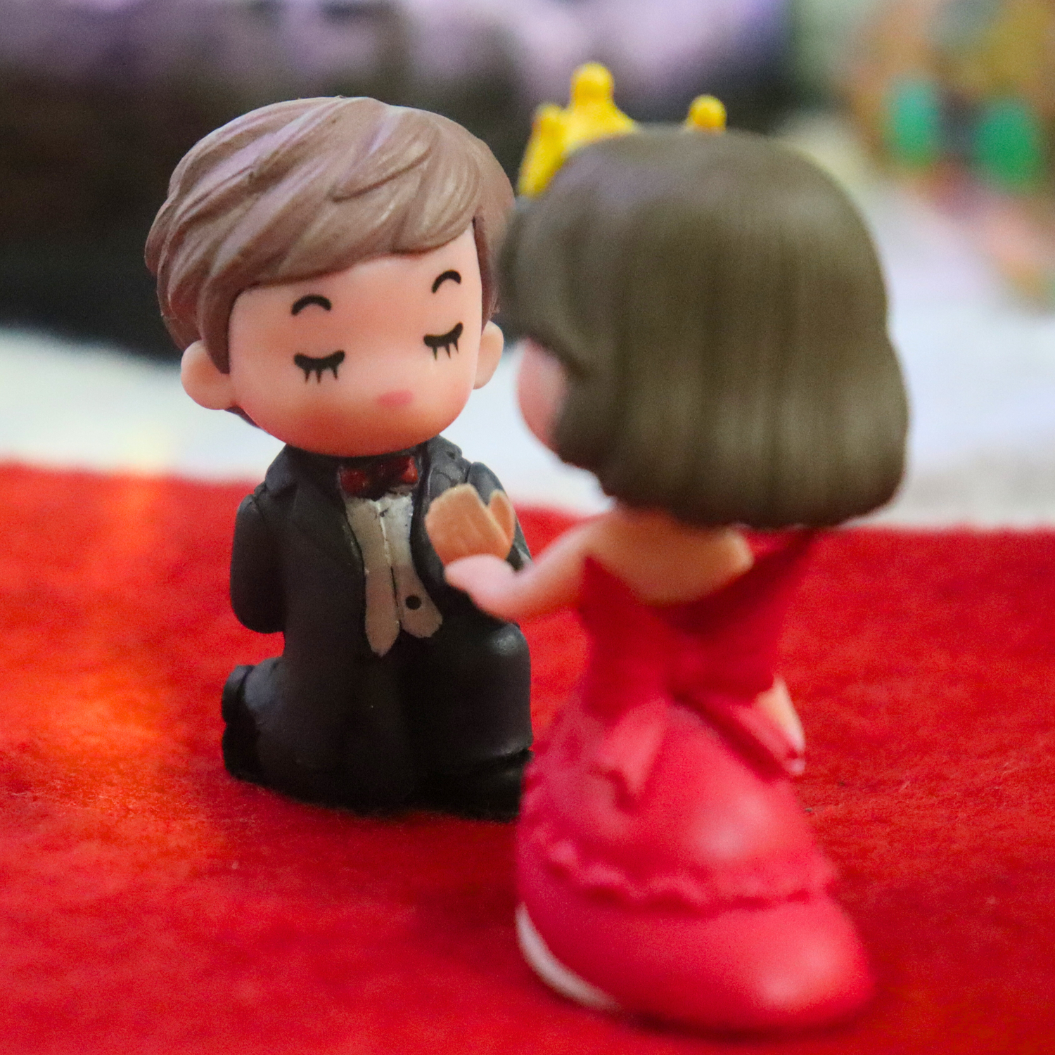 Romantic Proposal Miniature – Cute Wedding Couple Figurine for Fairy Garden &amp; Home Decor