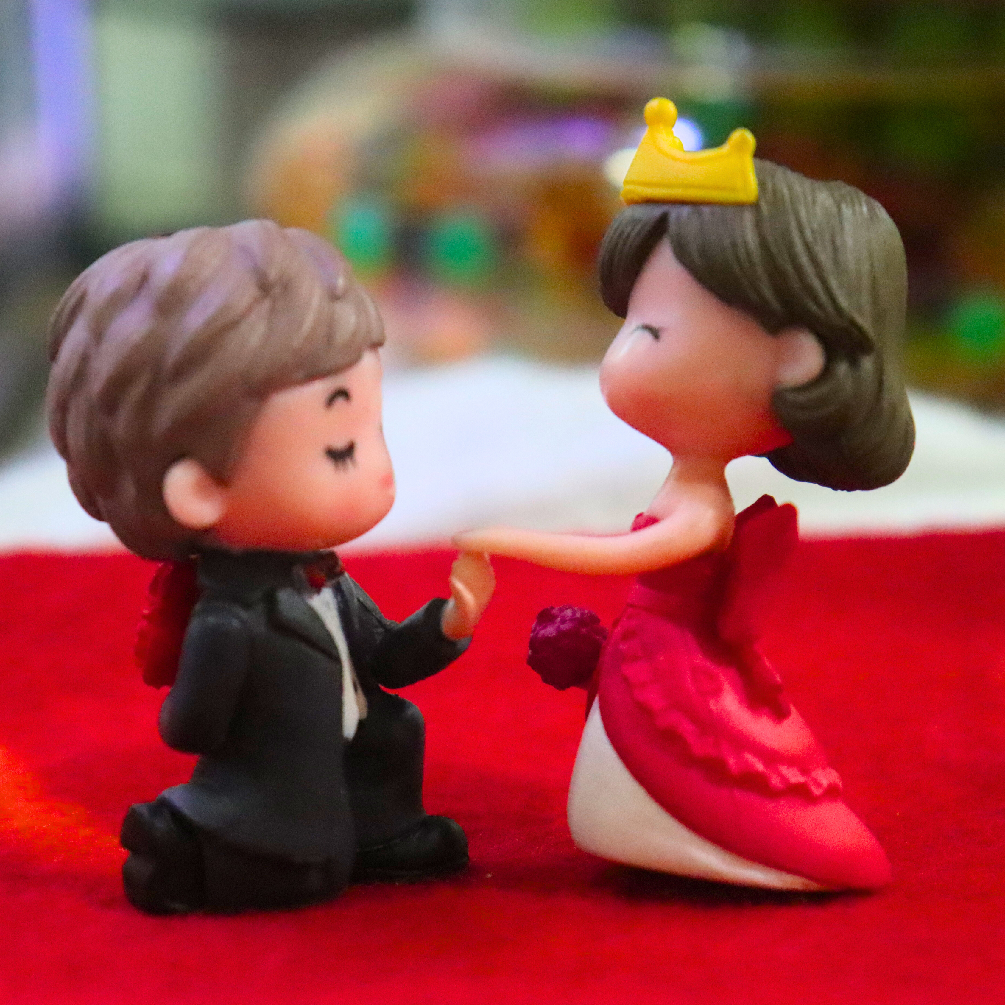 Romantic Proposal Miniature – Cute Wedding Couple Figurine for Fairy Garden &amp; Home Decor